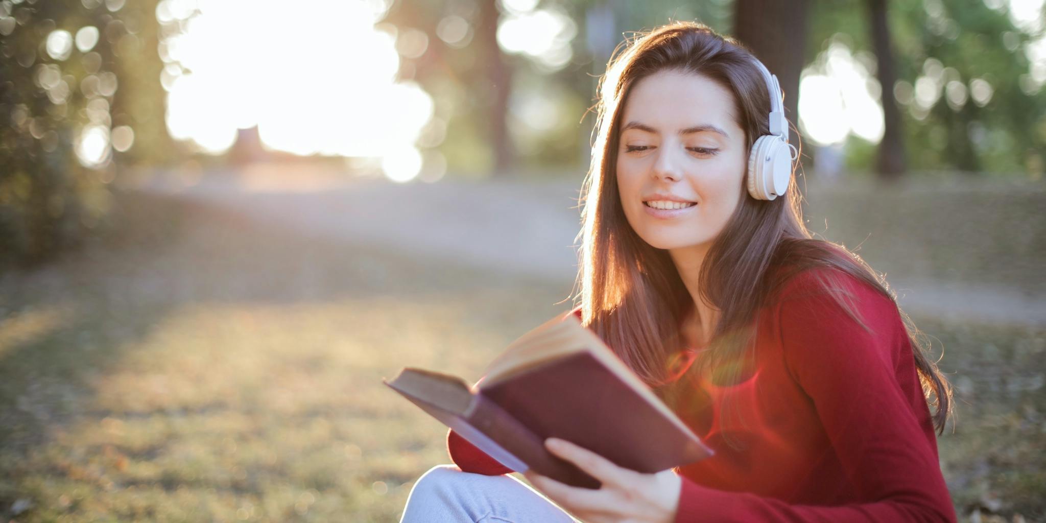 Listen listen book. Женщина с книгой. Музыка для чтения. Чтение под музыку. Женщина книга музыка природа фото.